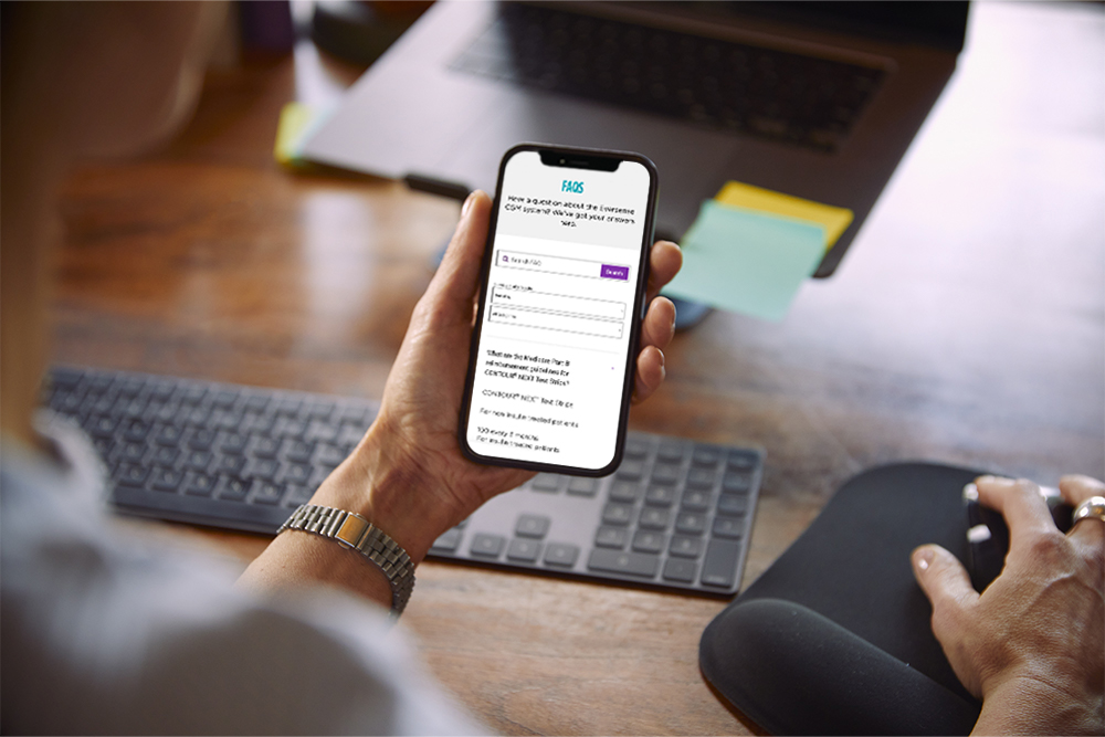 Kvinne ser på mobiltelefonen for å lese om Eversense CGM OSS.