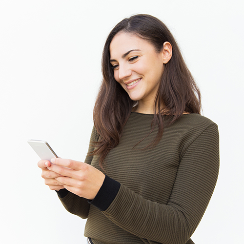 Ung kvinne bruker telefonen for å sjekke sine daglige CGM-data.