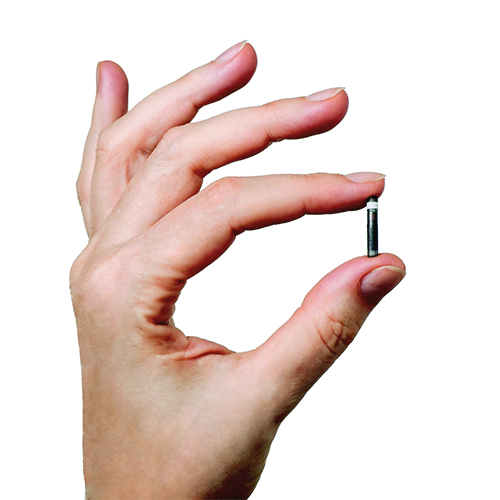 Hånd holder Eversense E3 glukosesensor.